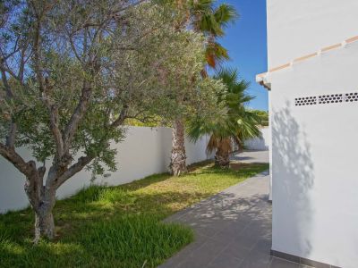 Villa de estilo mediterráneo en venta en Moraira con vistas panorámicas al mar.