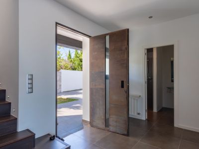 Villa de estilo mediterráneo en venta en Moraira con vistas panorámicas al mar.