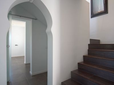 Villa de estilo mediterráneo en venta en Moraira con vistas panorámicas al mar.