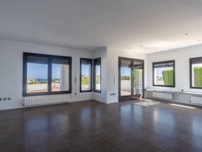 Villa de estilo mediterráneo en venta en Moraira con vistas panorámicas al mar.