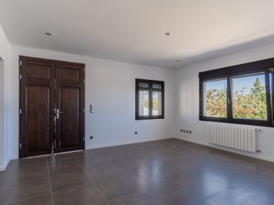Villa de estilo mediterráneo en venta en Moraira con vistas panorámicas al mar.