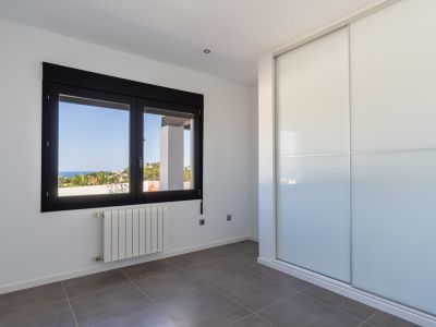 Villa de estilo mediterráneo en venta en Moraira con vistas panorámicas al mar.