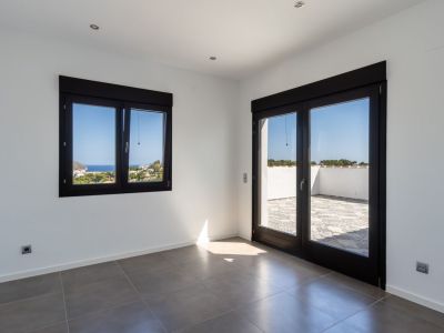 Villa de estilo mediterráneo en venta en Moraira con vistas panorámicas al mar.