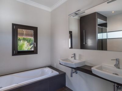Villa de estilo mediterráneo en venta en Moraira con vistas panorámicas al mar.