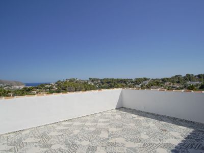 Villa de estilo mediterráneo en venta en Moraira con vistas panorámicas al mar.