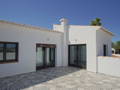 Villa de estilo mediterráneo en venta en Moraira con vistas panorámicas al mar.