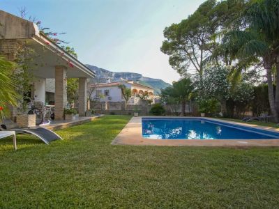 Villa de lujo en Dénia en venta con piscina privada y vistas al Montgó