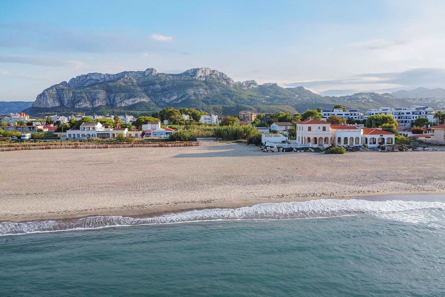 Chalet de 5 dormitorios en venta en Las Marinas, Dénia, a 550m de la playa