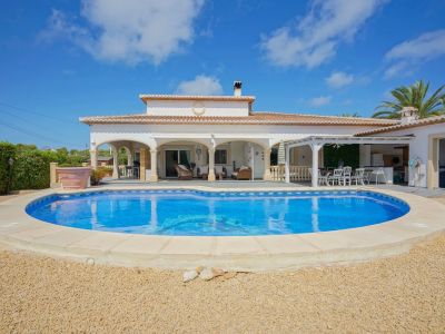 Villa tradicional en venta en Jávea, Costa Nova, con piscina y cerca de calas