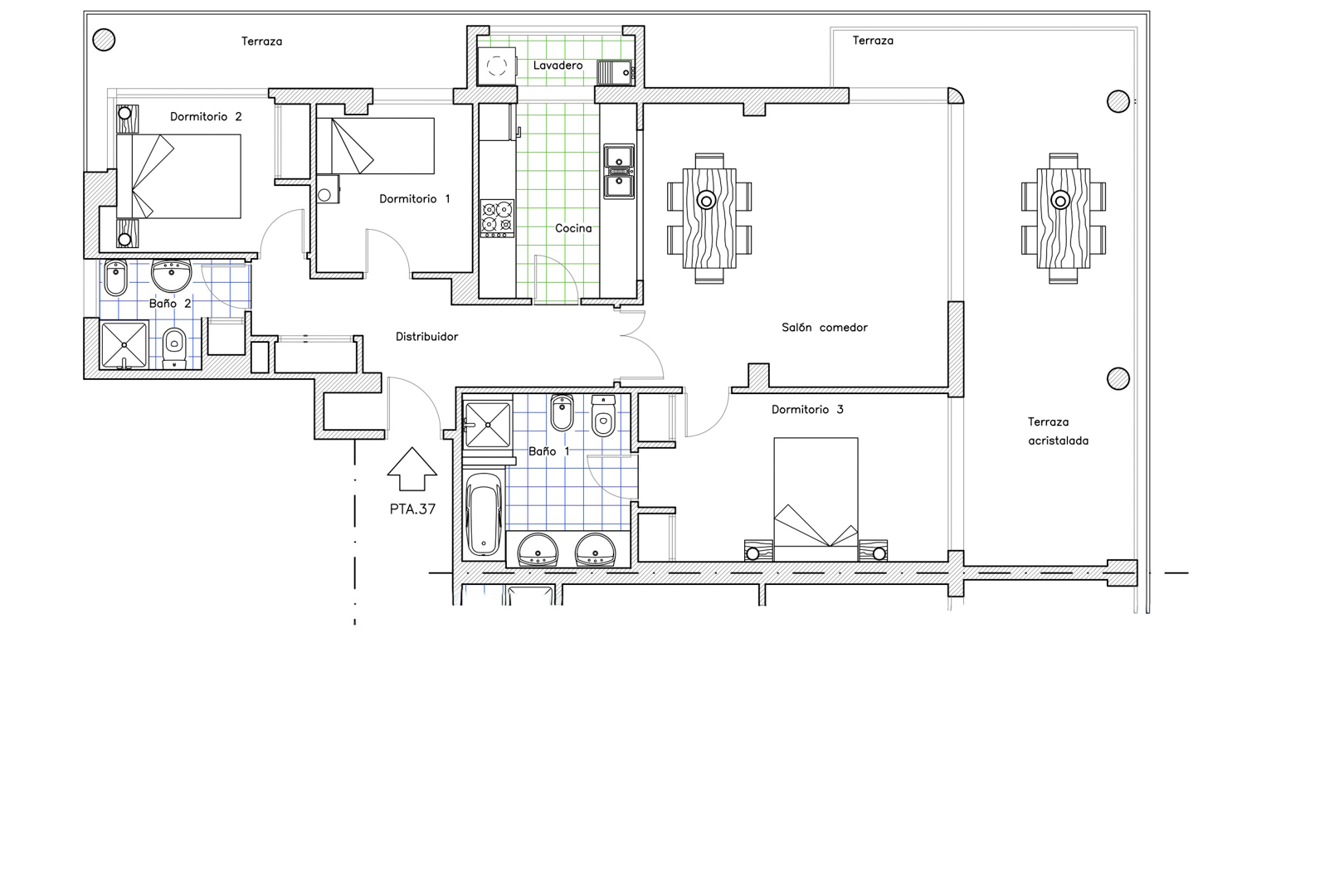 Plano detallado de un ático de tres dormitorios y dos baños, con una amplia terraza acristalada en el salón-comedor y una terraza adicional accesible desde la cocina y un dormitorio.