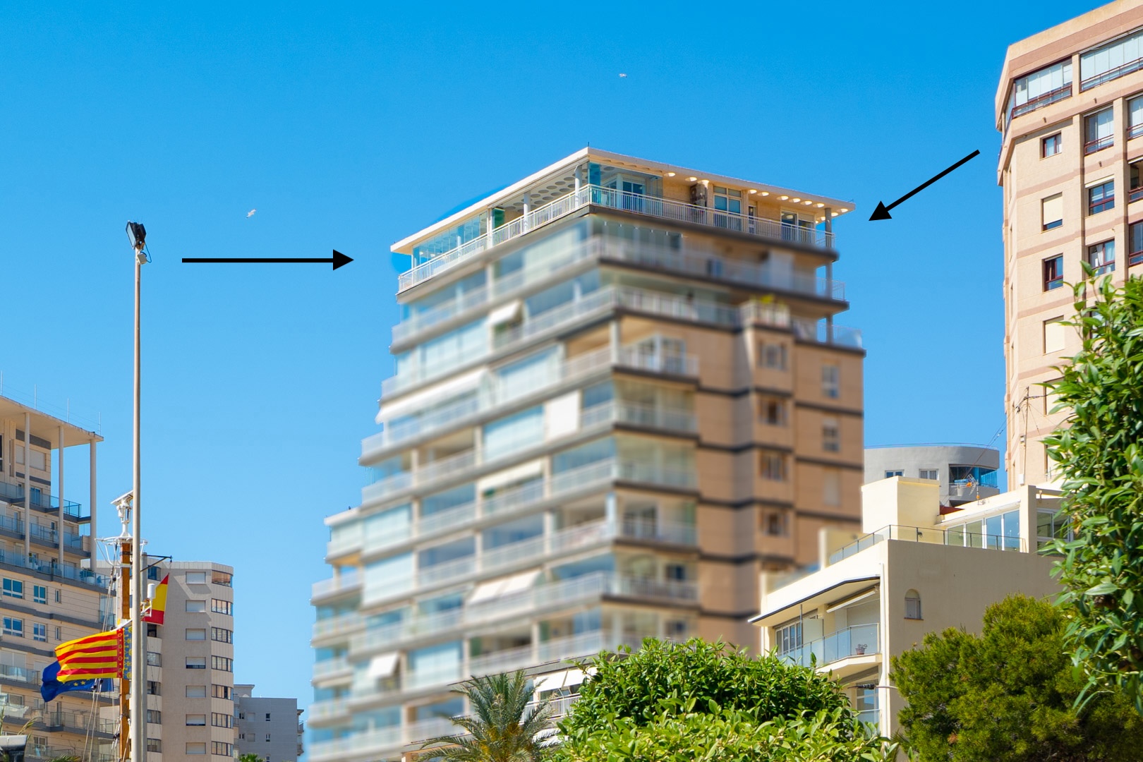 Vista exterior del edificio, destacando la undécima planta con sus amplias terrazas acristaladas que albergan la posibilidad de un doble ático.