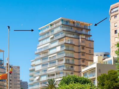 Vista exterior del edificio, destacando la undécima planta con sus amplias terrazas acristaladas que albergan la posibilidad de un doble ático.