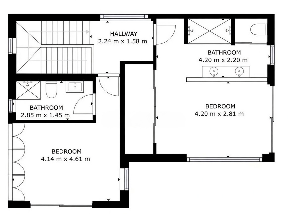 Plano de planta que detalla dos dormitorios, cada uno con baño en suite, un pasillo central y la escalera. Las dimensiones de cada espacio están claramente indicadas.