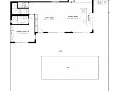 Plano de planta principal detallando el salón, comedor y cocina de concepto abierto, dormitorio principal con baño en suite, baño adicional, lavadero, patio exterior y piscina.