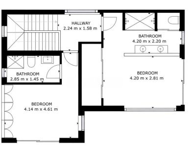 Plano de planta que detalla dos dormitorios, cada uno con baño en suite, un pasillo central y la escalera. Las dimensiones de cada espacio están claramente indicadas.