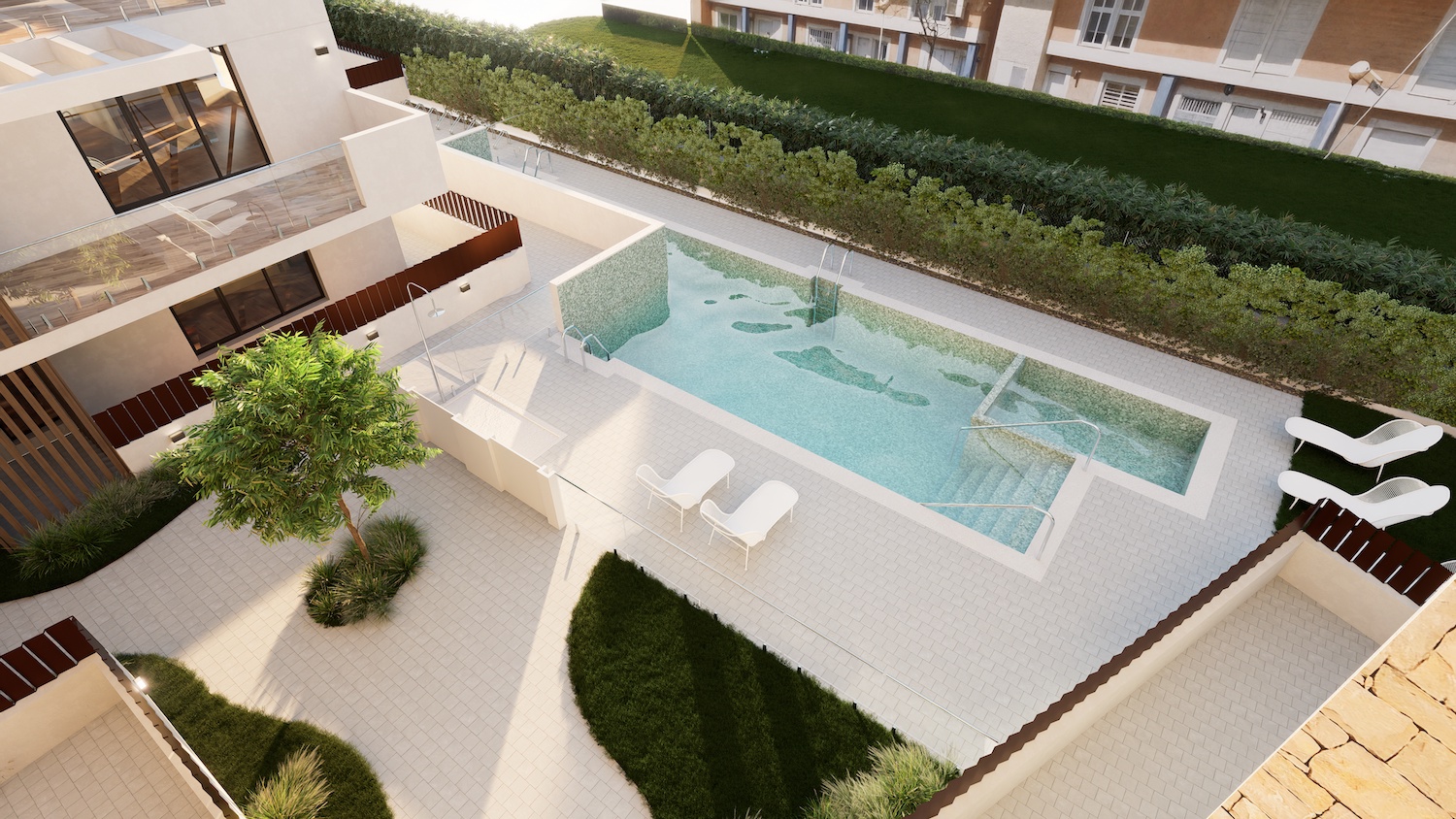 Vista de la piscina comunitaria con mosaicos celestes, escalones integrados y ducha exterior. La terraza pavimentada circundante incluye tumbonas blancas y un juego de comedor, complementada con áreas verdes cuidadas.