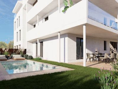 Apartamento en planta baja con jardín privado y piscina rectangular. Disfrute de una terraza cubierta con comedor exterior y zona lounge, junto a una fachada blanca moderna.
