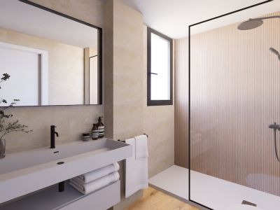 Baño moderno con lavabo rectangular y grifo negro, un gran espejo y ducha a ras de suelo con paneles acanalados y rociador. La luz natural entra por una ventana vertical.