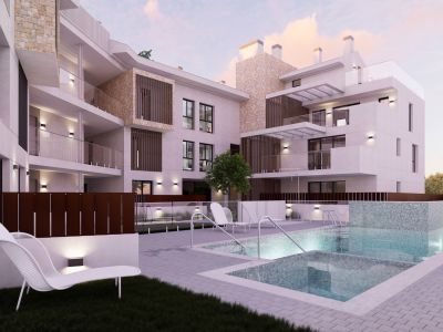 Exterior de complejo de apartamentos moderno con piscina comunitaria de mosaico e iluminación integrada. La fachada contemporánea combina blanco, piedra natural y detalles de madera, con balcones de barandilla de cristal.