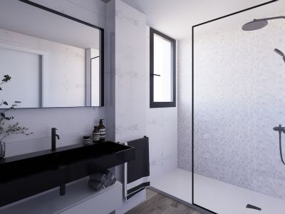 Moderno baño con paredes de mármol blanco, lavabo flotante negro y gran espejo. Ducha a ras de suelo con mosaico blanco, alcachofa de lluvia negra y luz natural de su ventana.