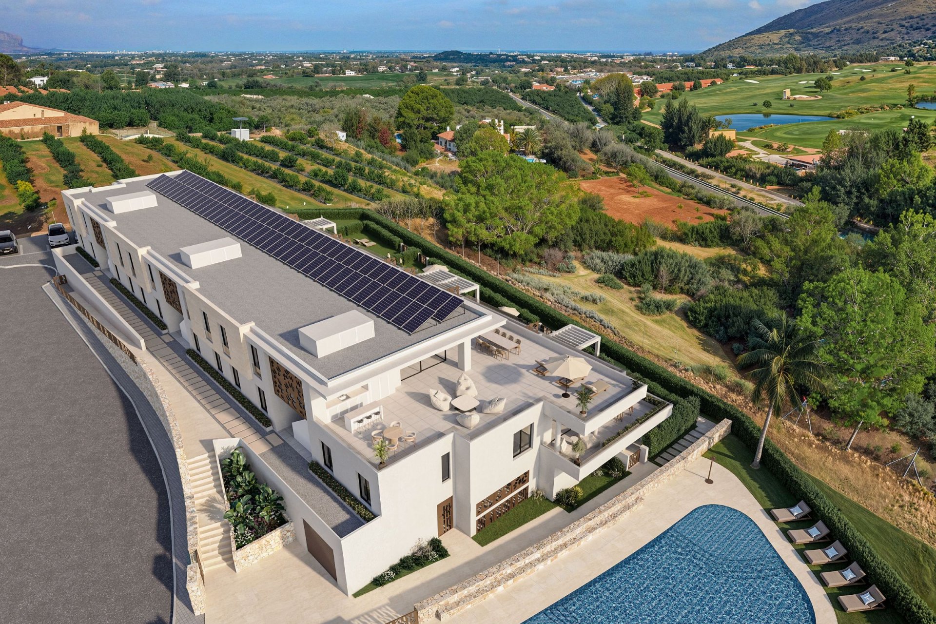Vista aérea de una residencia de lujo moderna con amplias terrazas en la azotea, áreas de salón y comedor, piscina de azulejos azules y paneles solares. Se enclava junto a un campo de golf y huertos en terrazas.