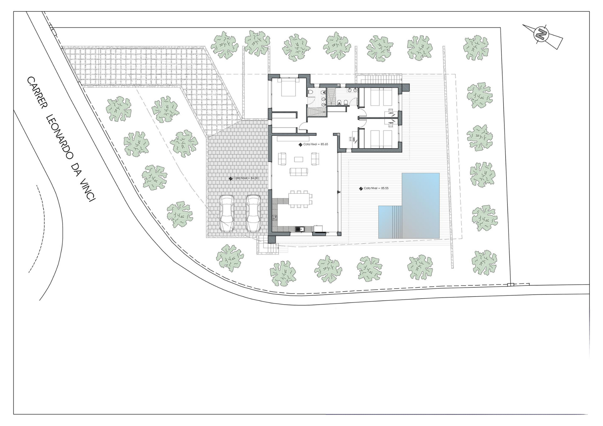 Vista aérea del plano de parcela con villa moderna de 3 dormitorios, piscina y garaje doble. Se aprecian zonas ajardinadas, terraza de madera y acceso desde la calle Leonardo da Vinci.