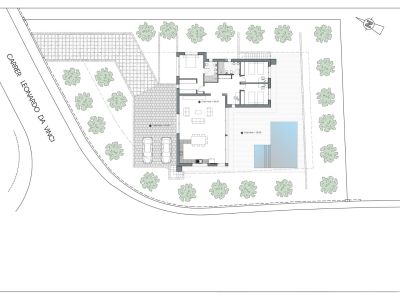 Vista aérea del plano de parcela con villa moderna de 3 dormitorios, piscina y garaje doble. Se aprecian zonas ajardinadas, terraza de madera y acceso desde la calle Leonardo da Vinci.