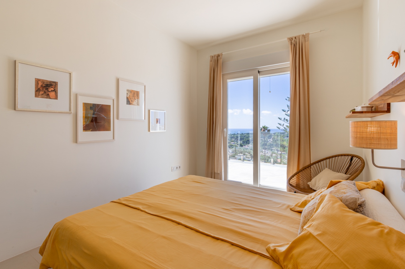 Dormitorio luminoso con cama doble y acceso directo a una terraza. Ofrece vistas panorámicas al mar Mediterráneo a través de una gran puerta corredera. Dormitorio luminoso con cama doble y acceso directo a una terraza. Ofrece vistas panorámicas al mar Mediterráneo a través de una gran puerta corredera.