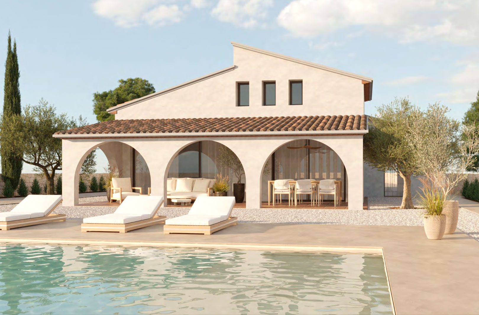 Exterior de villa mediterránea con piscina y tumbonas. La terraza cubierta con arcos ofrece zonas diferenciadas de salón y comedor al aire libre, rodeada de olivos maduros.