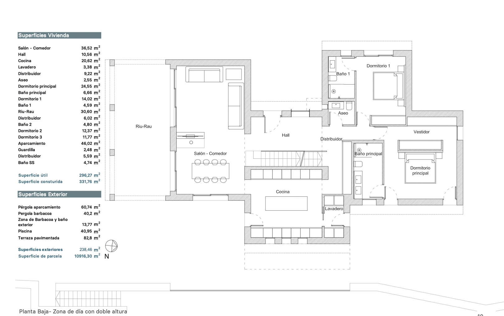 Plano de planta baja detallando la distribución de salón-comedor, cocina, suite principal con vestidor, un dormitorio adicional y el espacio exterior Riu-Rau.