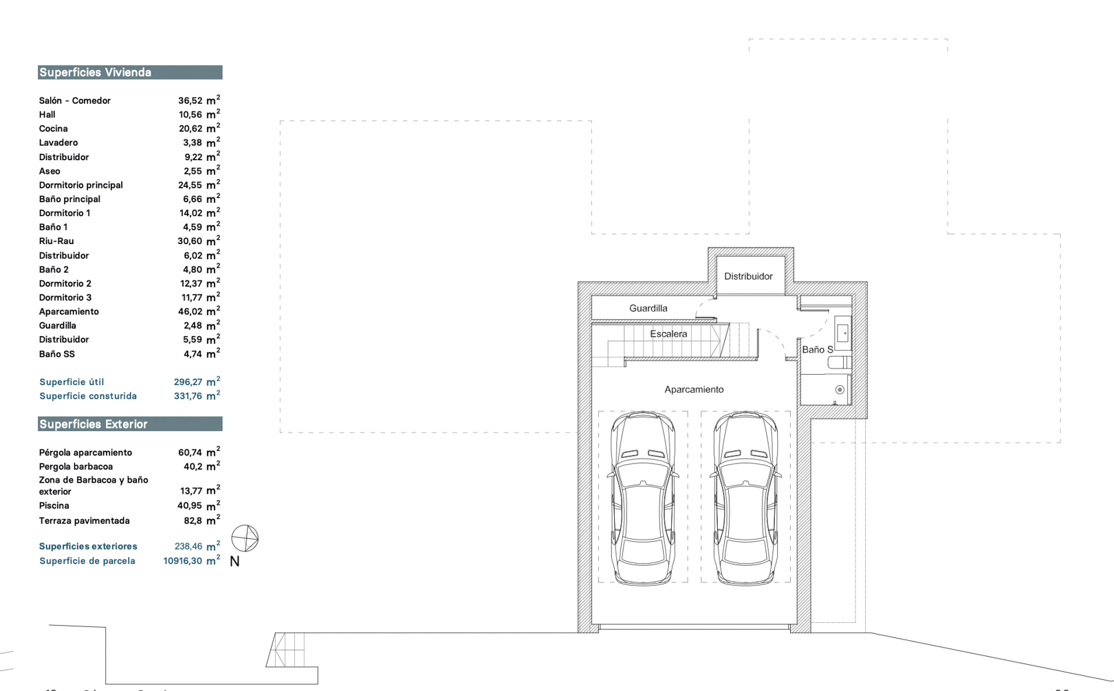 Plano de planta baja/sótano detallando aparcamiento para dos vehículos, escalera, guardilla, distribuidor y baño de servicio. Se visualizan las superficies interiores y exteriores.