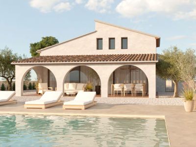 Exterior de villa mediterránea con piscina y tumbonas. La terraza cubierta con arcos ofrece zonas diferenciadas de salón y comedor al aire libre, rodeada de olivos maduros.