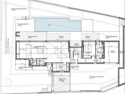 Plano arquitectónico detallado de la planta baja, mostrando salón-comedor-cocina integrado, un dormitorio, baño, despacho, garaje y amplias terrazas exteriores con piscina. Todas las áreas están dimensionadas.