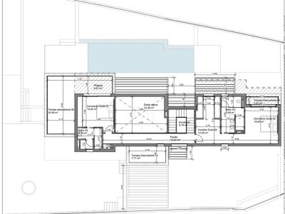 Plano arquitectónico detallado de la planta superior, con dos dormitorios en suite, un salón de doble altura y terrazas descubiertas.