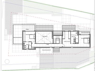 Plano detallado de la planta superior, mostrando dos dormitorios en suite, un salón de doble altura y varias terrazas exteriores, incluyendo una pérgola.