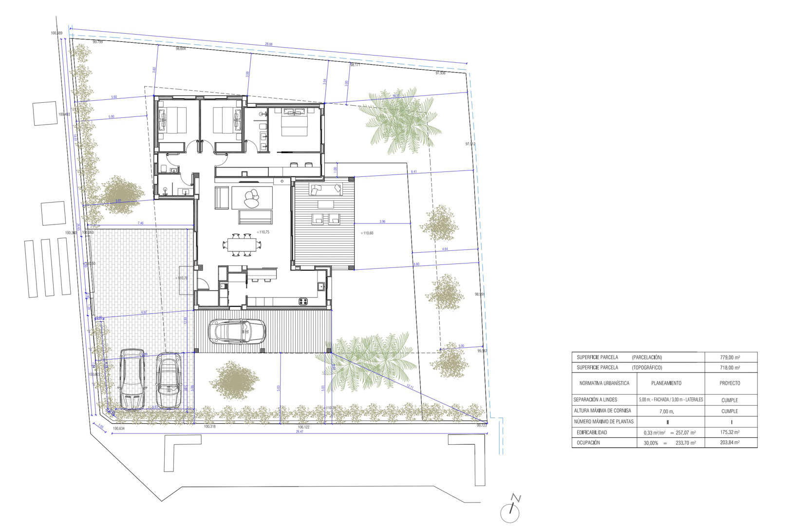 Plano arquitectónico detallado de una villa de una sola planta con tres dormitorios, mostrando la distribución interior, terrazas exteriores, aparcamiento y dimensiones de la parcela, junto a datos urbanísticos.
