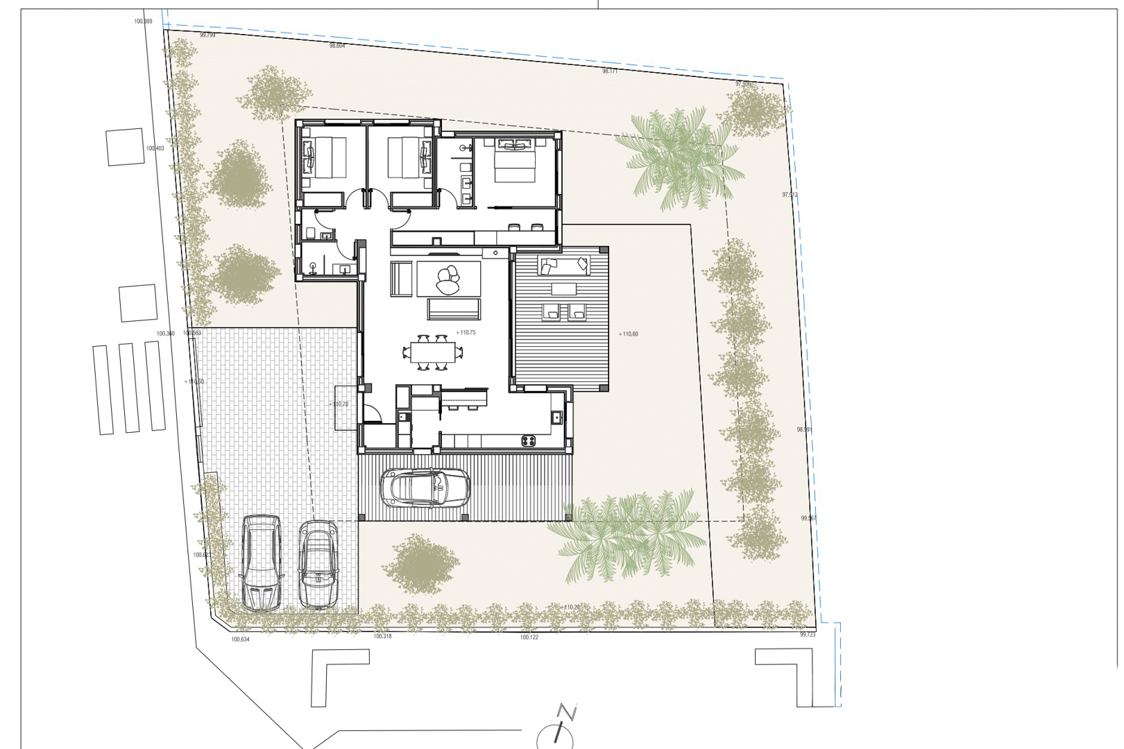Plano de la parcela con villa de una planta: tres dormitorios, salón-comedor abierto, terraza exterior y aparcamiento cubierto. Incluye zonas ajardinadas y parking adicional.