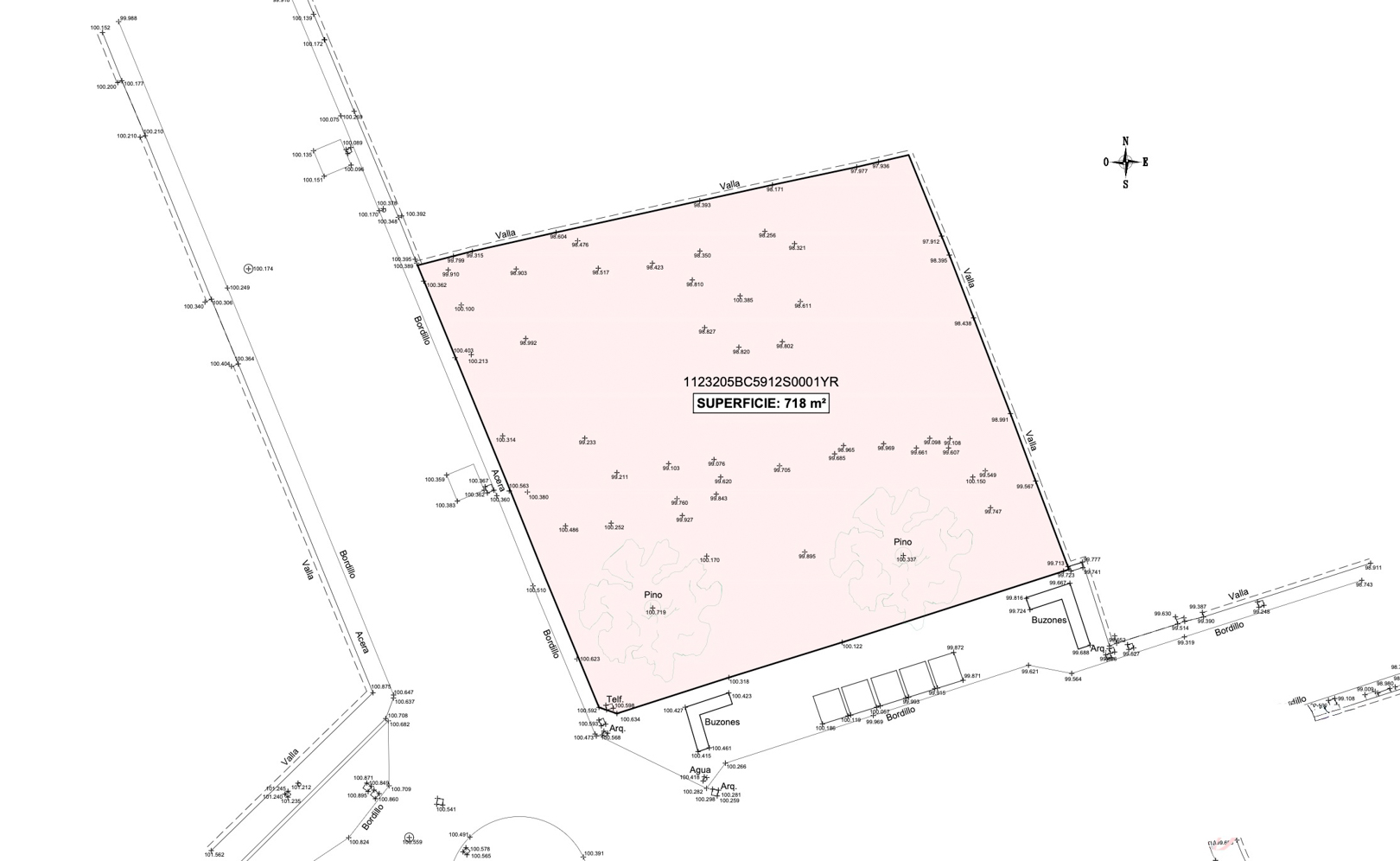 Plano topográfico detallado de una parcela de 718 m² con límites definidos, puntos de cota y la infraestructura adyacente como bordillo, acera y conexiones de servicios.
