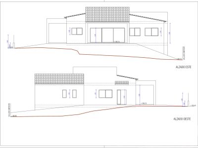 Alzados arquitectónicos detallan la villa de una planta propuesta, mostrando fachadas este y oeste con tejados de teja, ventanas variadas e integración con la pendiente natural del terreno.