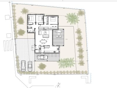 Plano de la parcela con villa de una planta: tres dormitorios, salón-comedor abierto, terraza exterior y aparcamiento cubierto. Incluye zonas ajardinadas y parking adicional.