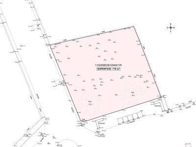 Plano topográfico detallado de una parcela de 718 m² con límites definidos, puntos de cota y la infraestructura adyacente como bordillo, acera y conexiones de servicios.