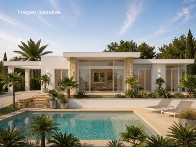 Villa moderna de una planta con fachada blanca, detalles de piedra natural y amplios ventanales. Incluye piscina rectangular, solárium con tumbonas y jardines mediterráneos.