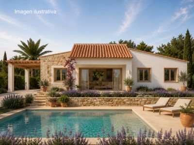 Vista exterior de la villa con tejado de teja, revestimiento de piedra natural y piscina rectangular con terraza pavimentada y jardines mediterráneos.