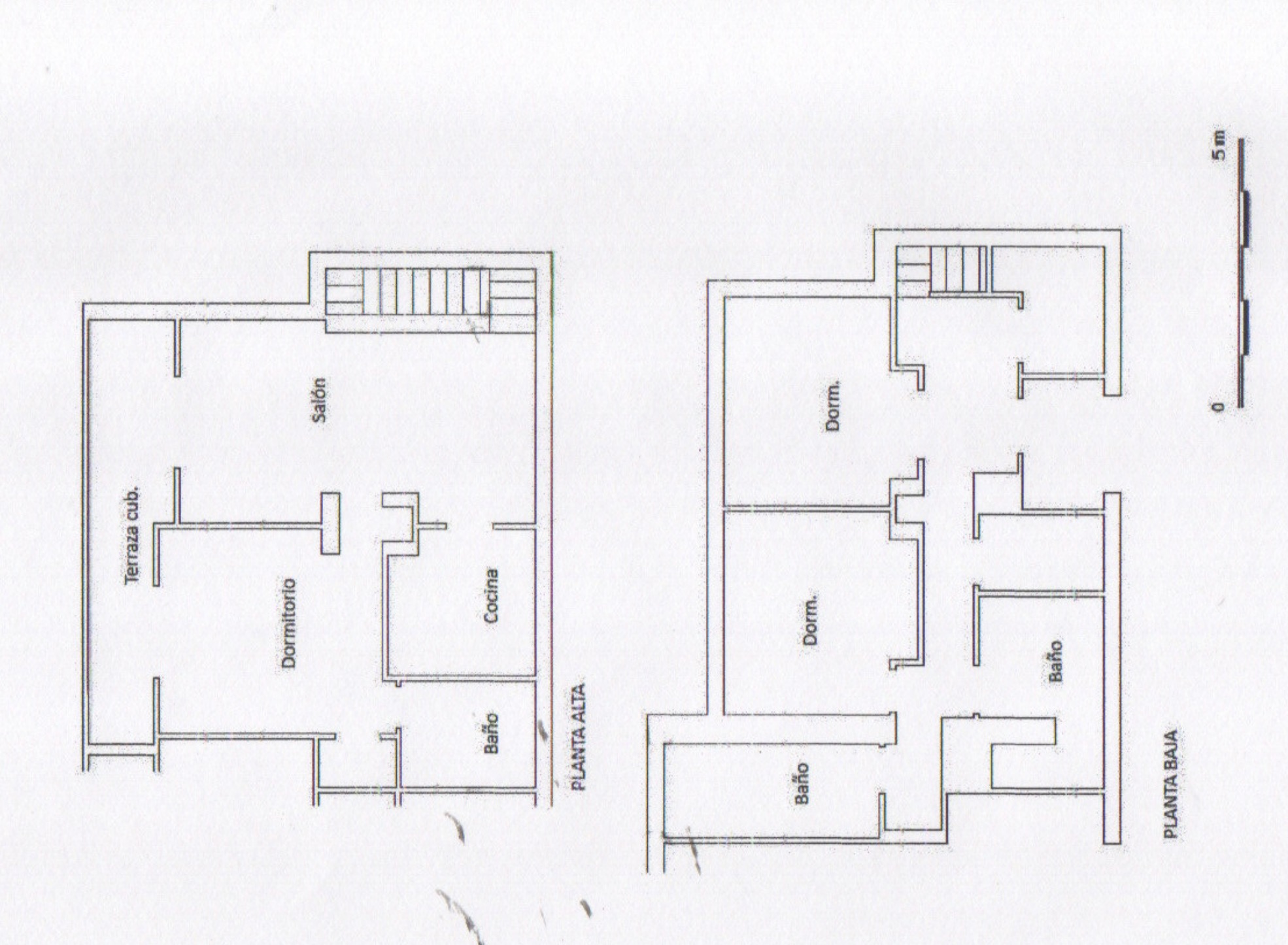 Planos detallados ilustran los dos niveles de la villa. La planta superior incluye salón, cocina, dormitorio y terraza cubierta; la inferior cuenta con dos dormitorios y dos baños. Se adjunta una escala gráfica.