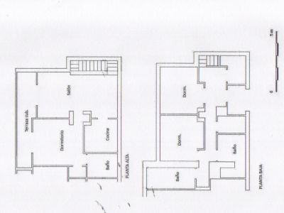Planos detallados ilustran los dos niveles de la villa. La planta superior incluye salón, cocina, dormitorio y terraza cubierta; la inferior cuenta con dos dormitorios y dos baños. Se adjunta una escala gráfica.