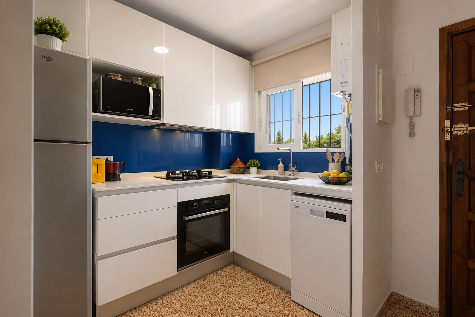 Cocina moderna y funcional con armarios blancos brillantes, encimera clara y salpicadero azul. Equipada con electrodomésticos integrados y ventana con vistas a la vegetación. Cocina moderna y funcional con armarios blancos brillantes, encimera clara y salpicadero azul. Equipada con electrodomésticos integrados y ventana con vistas a la vegetación.