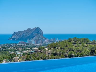 Borde de piscina infinita con vistas panorámicas al Mediterráneo, la ciudad de Calpe y el imponente Peñón de Ifach.