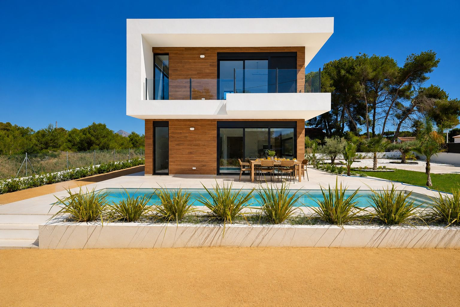 Exterior de villa moderna con piscina privada y comedor al aire libre, fachada de dos plantas con revestimiento de madera y grandes puertas de cristal.