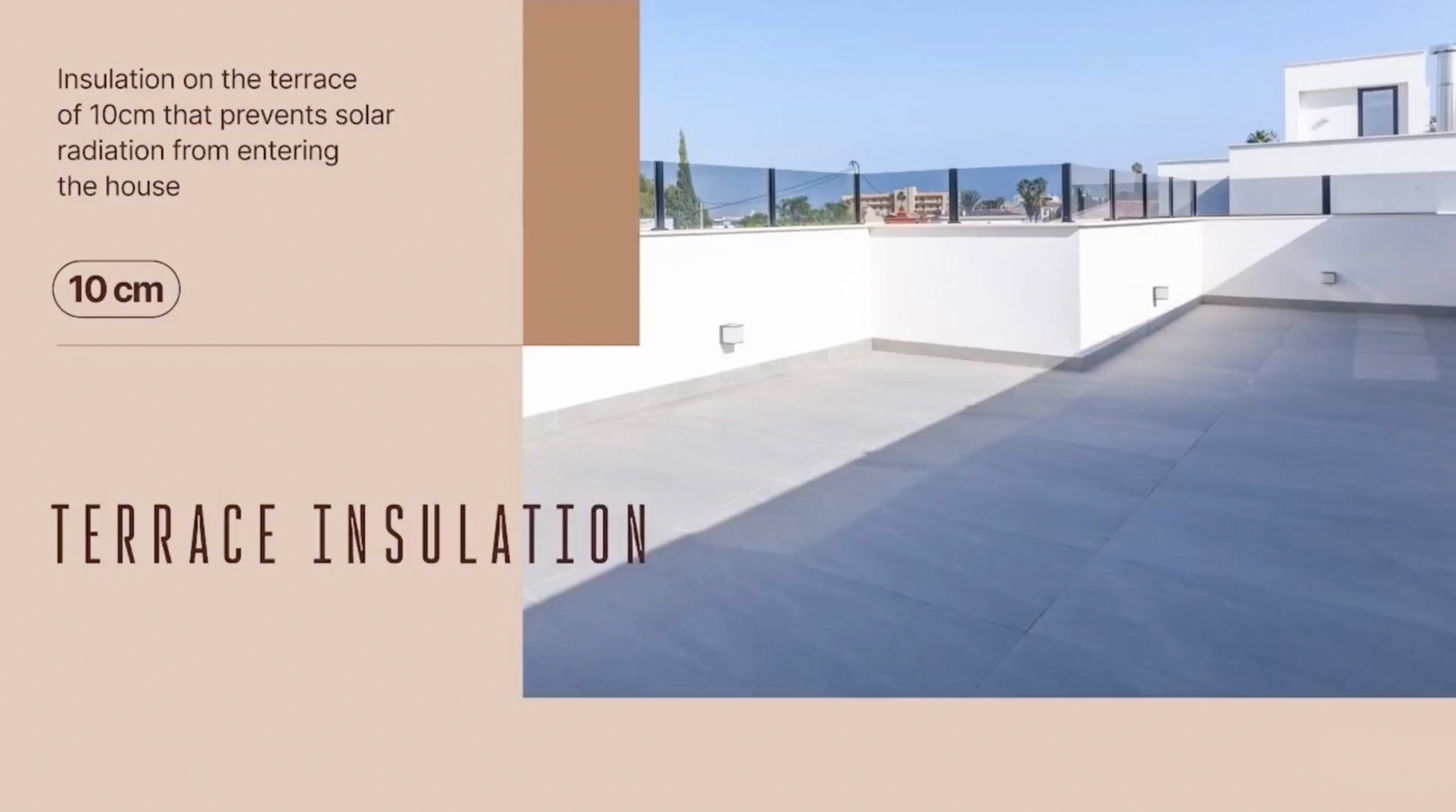 Amplia terraza en la azotea con baldosas de gran formato en gris claro, muros perimetrales blancos y barandilla de cristal moderna bajo cielo azul. Amplia terraza en la azotea con baldosas de gran formato en gris claro, muros perimetrales blancos y barandilla de cristal moderna bajo cielo azul.
