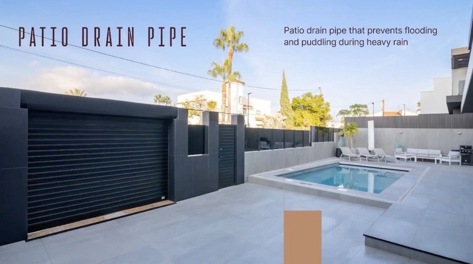 Amplio patio exterior con piscina, suelo de baldosas grises y moderno portón de garaje. Incluye sistema de drenaje para evitar encharcamientos. Amplio patio exterior con piscina, suelo de baldosas grises y moderno portón de garaje. Incluye sistema de drenaje para evitar encharcamientos.